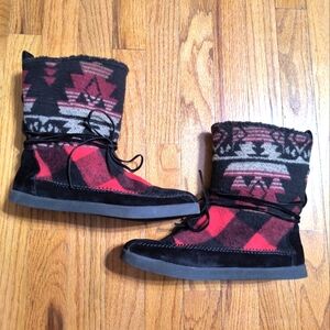 Madden Girl plaid tribal mocassin boots, women's size 8, red, black, gray, tan